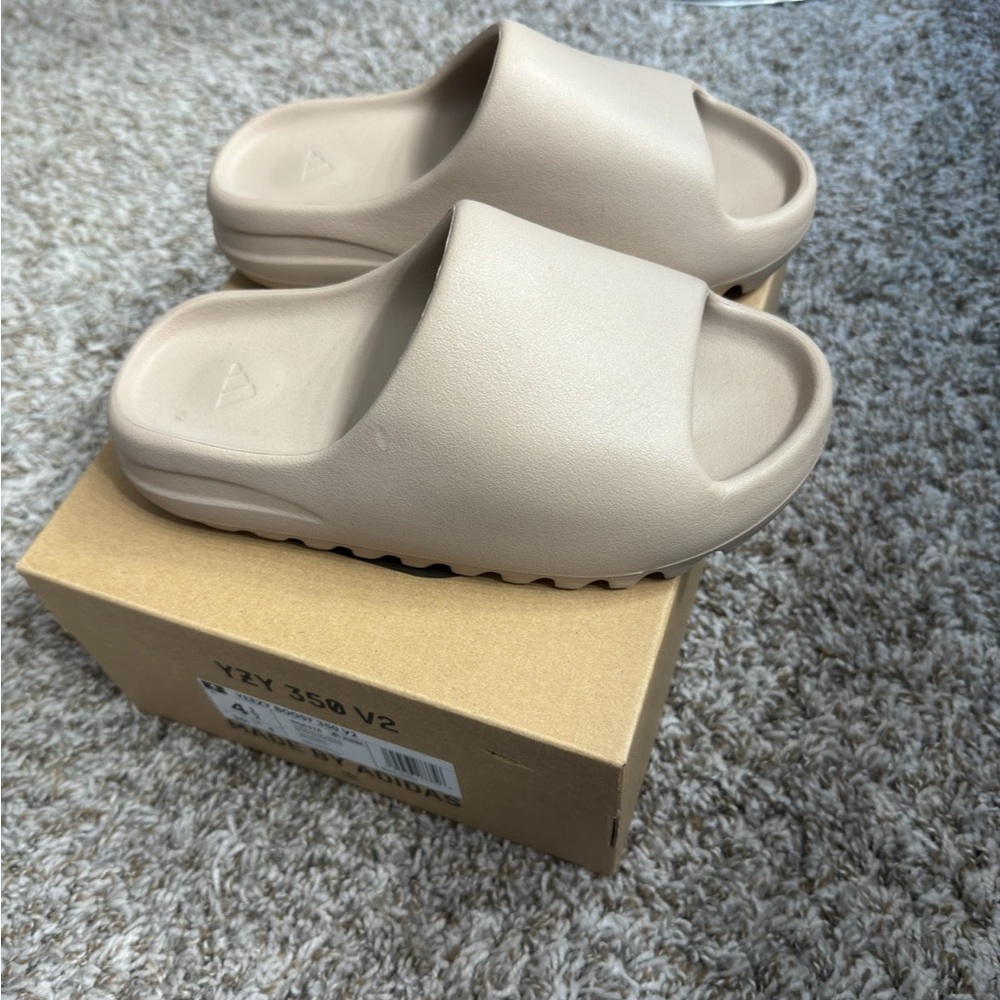 Yeezy Tan Slippers Minimalist Design Cushioned Sole